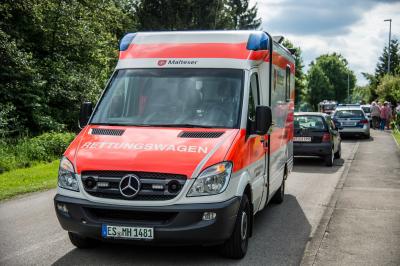 Unterensingen: Aeltere Frau verwechselt mit Peugeot Gas und Bremse und landet zwischen Pkw und Mauer